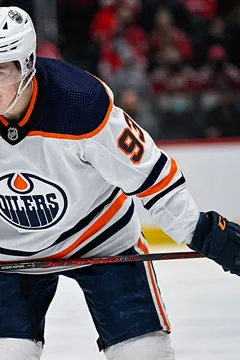 Ryan Nugent-Hopkins — All-Pro Reels, CC BY-SA 2.0, Wikimedia Commons Ryan Nugent-Hopkins